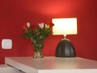 Abril نيرخا